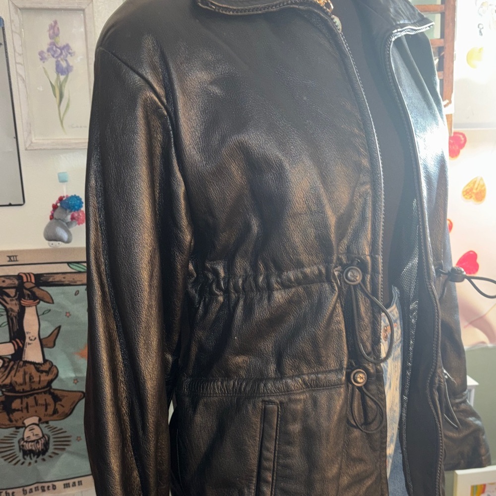 Vintage Wilson’s leather jacket with cute detailing and timeless look - Picture 2 of 14